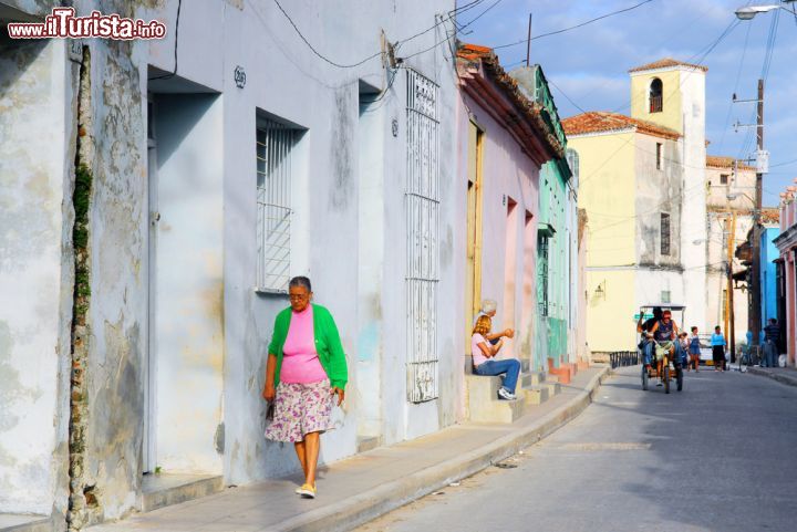 Immagine Strada tipica nel centro di Camaguey, Cuba - Edifici dalle facciate colorate si affacciano su strade e viuzze affollate di questa città cubana © Regien Paassen / Shutterstock.com