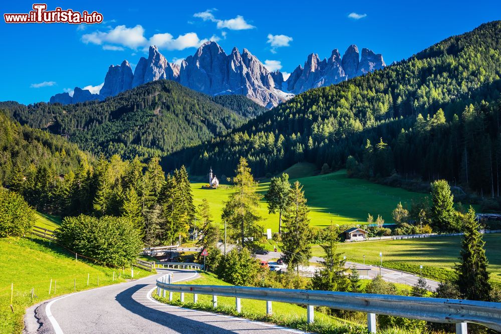 Immagine Strada tortuosa nella Val di Funes, Trentino Alto Adige. I picchi alpini e le foreste montane rendono il paesaggio uno dei più suggestivi per i turisti.