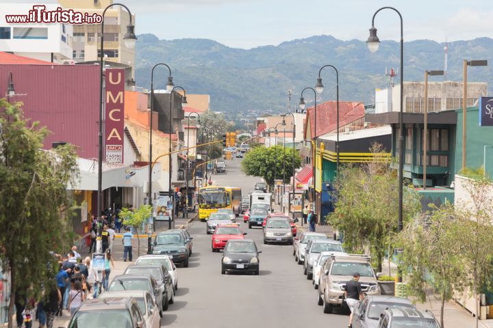 Immagine Vista panoramica su una strada trafficata di San José, Costa Rica. Una delle vie della downtown della capitale - © Dmitry Burlakov / Shutterstock.com