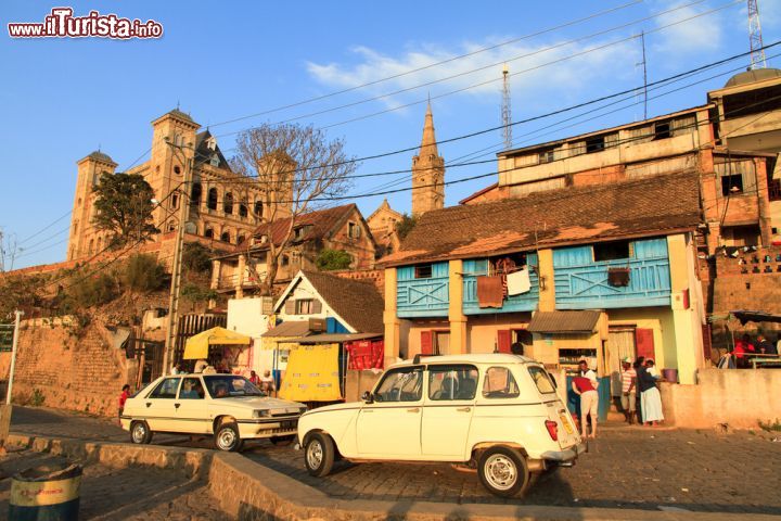 Immagine Lungo le strade della capitale Antananarivo (Madagascar). Sullo sfondo si può notare il palazzo reale, detto Rova - foto © Dennis van de Water / Shutterstock.com