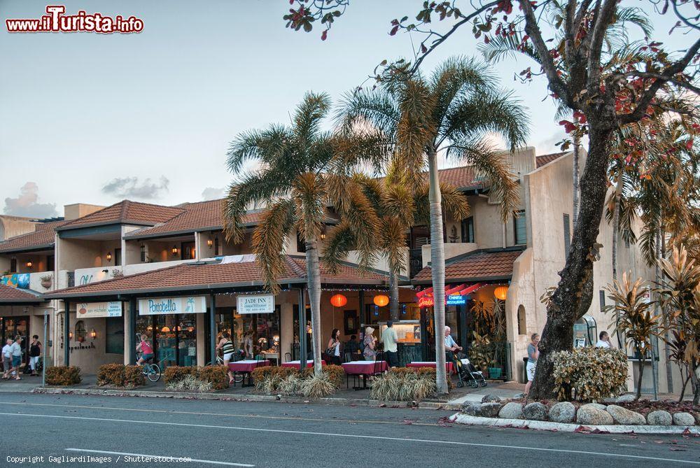 Immagine Strade colorate nella città di Port Douglas, Australia. Oltre 1 milione di turisti visita ogni anno questa località del Queensland - © GagliardiImages / Shutterstock.com