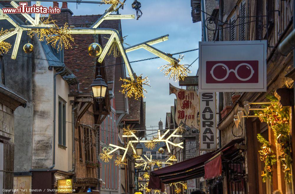 Immagine Strade decorate per il Natale nel centro di Troyes, Francia - © Yuri Dondish / Shutterstock.com