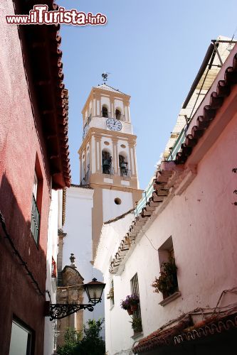 Immagine Tipiche strade a Marbella, Spagna. Una delle strette viuzze in cui passeggiare nel centro di Marbella per andare alla scoperta dei suoi angoli più autentici - © Pakmor / Shutterstock.com