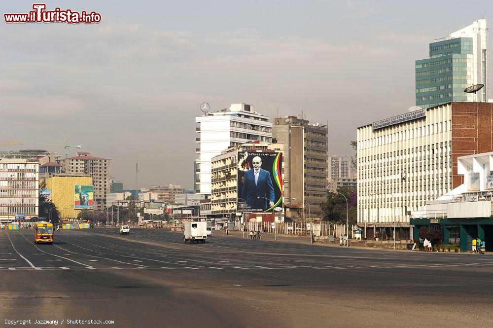 Immagine Strade vuote in Piazza Meskel di prima mattina, Addis Abeba, Etiopia - © Jazzmany / Shutterstock.com