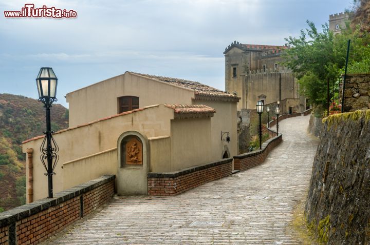 Immagine Una stradina nel centro storico di Savoca, costa est della Sicilia - © Nikiforov Alexander / Shutterstock.com