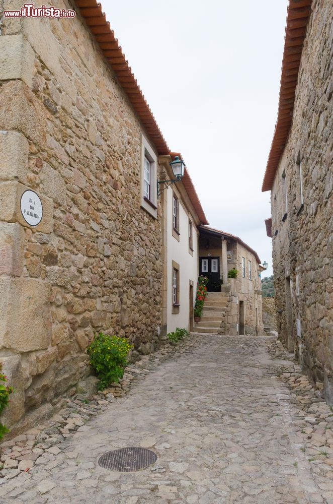 Immagine Una stradina del villaggio medievale di Castelo Mendo, nel distretto di Guarda, Portogallo. 