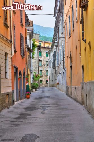 Immagine Una stradina di Bobbio, Piacenza, Emilia Romagna. Il centro storico del paese ha mantenuto intatte le caratteristiche del borgo medievale.