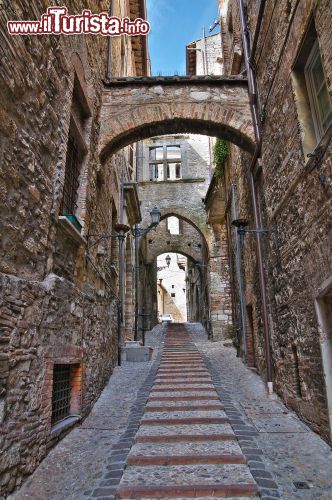 Immagine Una stretta stradina in salita nel borgo di Narni - © Mi.Ti. / Shutterstock.com