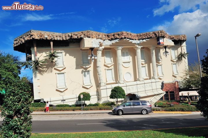 Immagine La strana casa sull'International Drive di Orlando, Florida - Avete visto bene: questa abitazione sull'International Drive di Orlando è proprio una casa capovolta! Se vi piacciono le fiabe, fate un giro a Wonderworks per entrare in un mondo sottosopra come quello di Alice nel Paese delle Meraviglie © Songquan Deng / Shutterstock.com