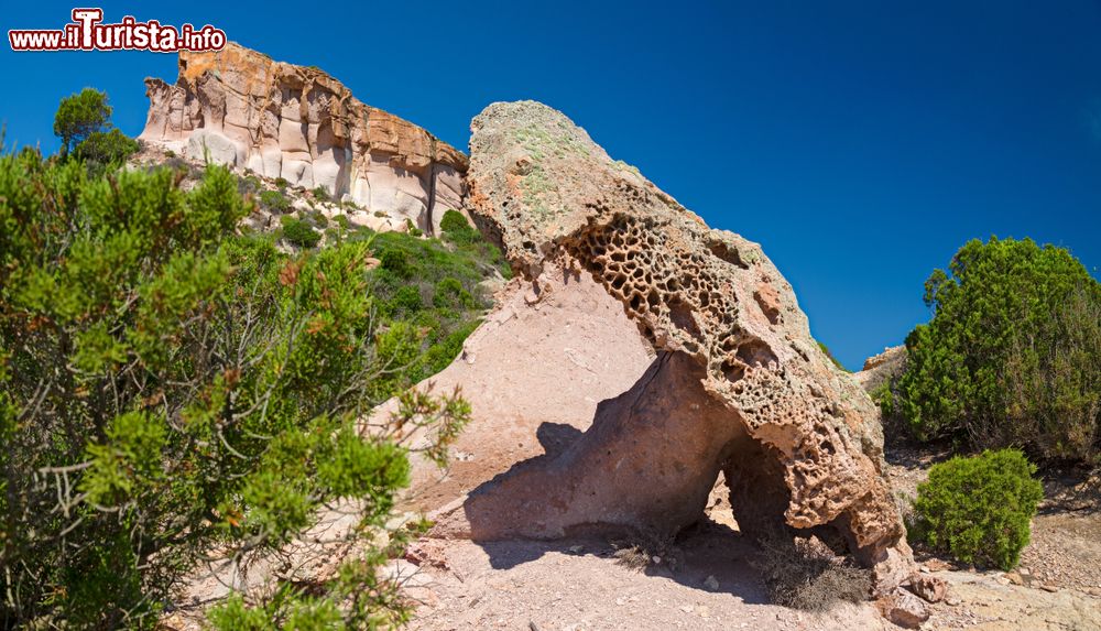 Immagine Strane formazioni rocciose sull'Isola di San Pietro in Sardegna.