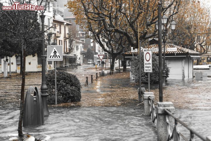 Immagine Straripamento del Lago Maggiore a Laveno Mombello, Lombardia. Una via del Comune inondata dalle acque del Lago Maggiore esondato in autunno - © Massimo De Candido / Shutterstock.com