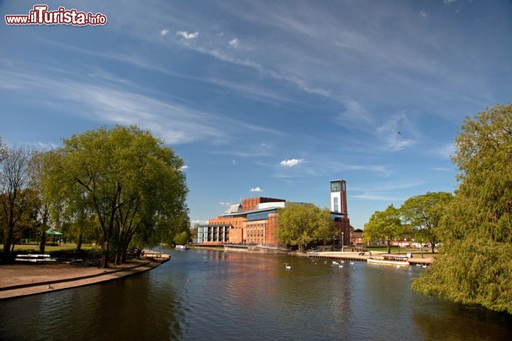 Immagine Panorama su Stratford-uon-Avon con il teatro di Shakespeare, Inghilterra - Meta turistica fra le più popolari, grazie al suo illustre cittadino William Shakespeare, Stratford accoglie ogni anno 500 mila visitatori provenienti da tutto il mondo. Oltre al turismo, questa bella cittadina dell'Inghilterra centrale ha industrie di allumino e qualche cantiere navale © Gail Johnson / Shutterstock.com