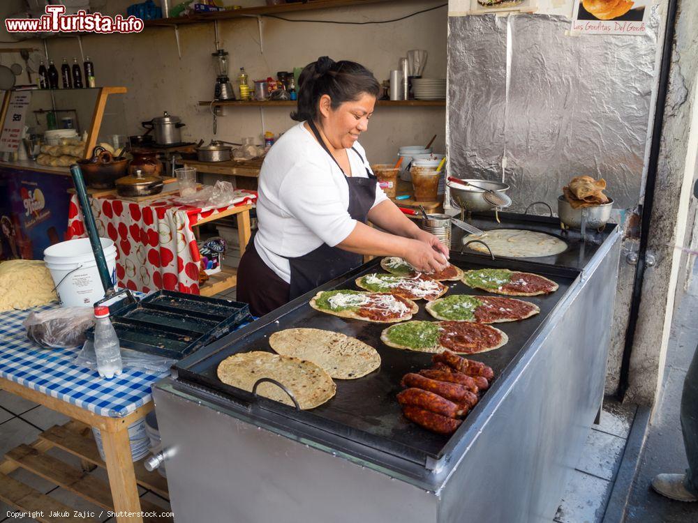 Immagine Street food a Puebla, Messico: una donna cucina tacos e quesadillas - © Jakub Zajic / Shutterstock.com