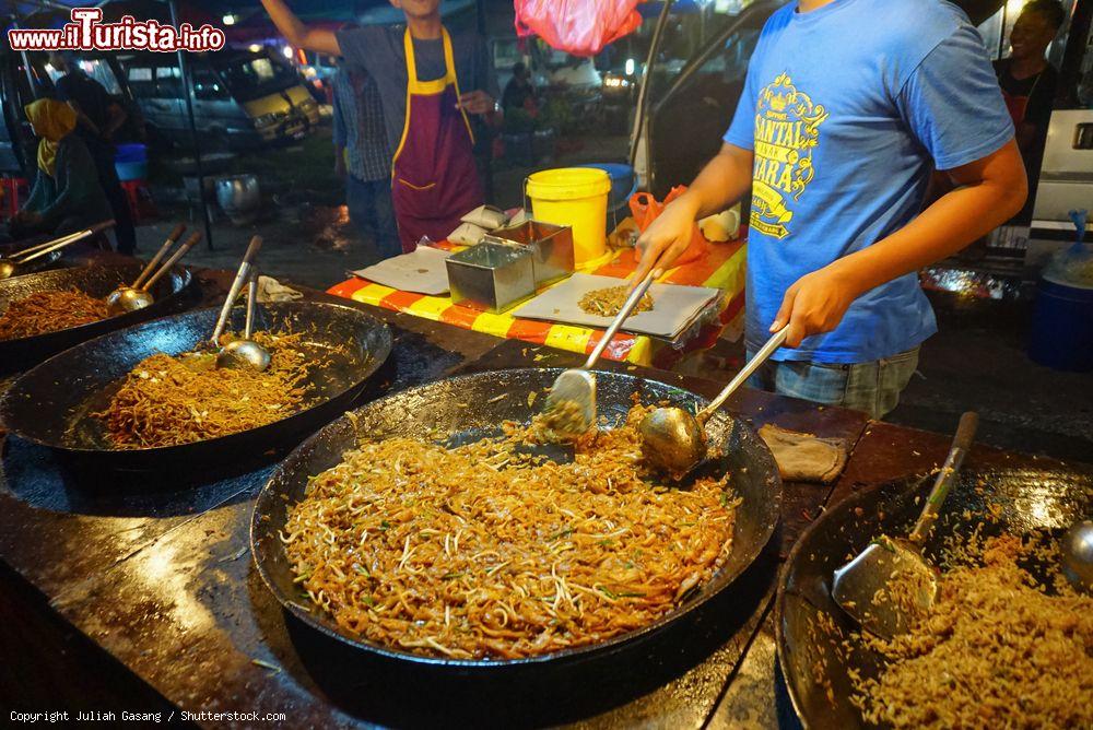 Immagine Street food in un mercato serale a Selangor, Malesia - © Juliah Gasang / Shutterstock.com