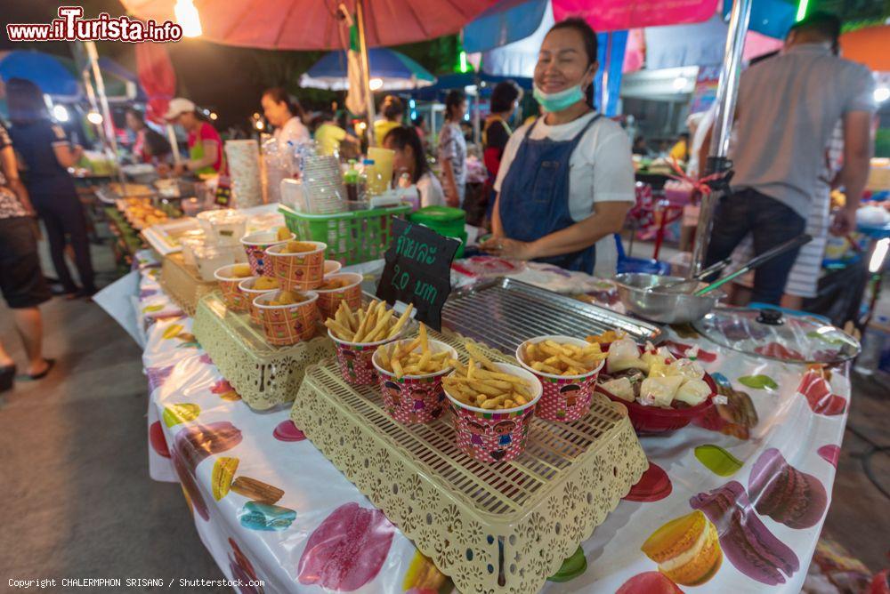 Immagine Street food in un villaggio della regione di Nonthaburi, Thailandia - © CHALERMPHON SRISANG / Shutterstock.com