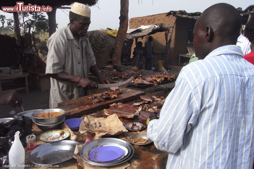 Immagine Street food in un villaggio vicino alla capitale Niamey, Niger. Affacciata sulla riva destra del fiume Niger, questa città sorge in una regione di coltivazione delle arachidi - © StreetVJ / Shutterstock.com