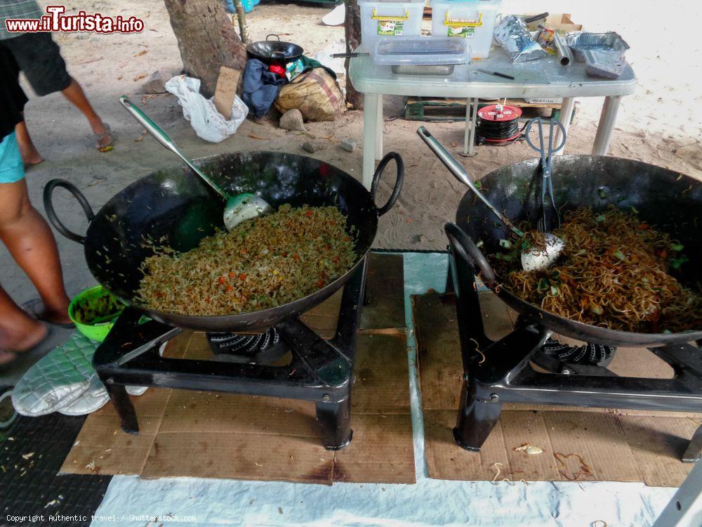Immagine Street food lungo la strada principale di Beau Vallon a Victoria, Seychelles - © Authentic travel / Shutterstock.com