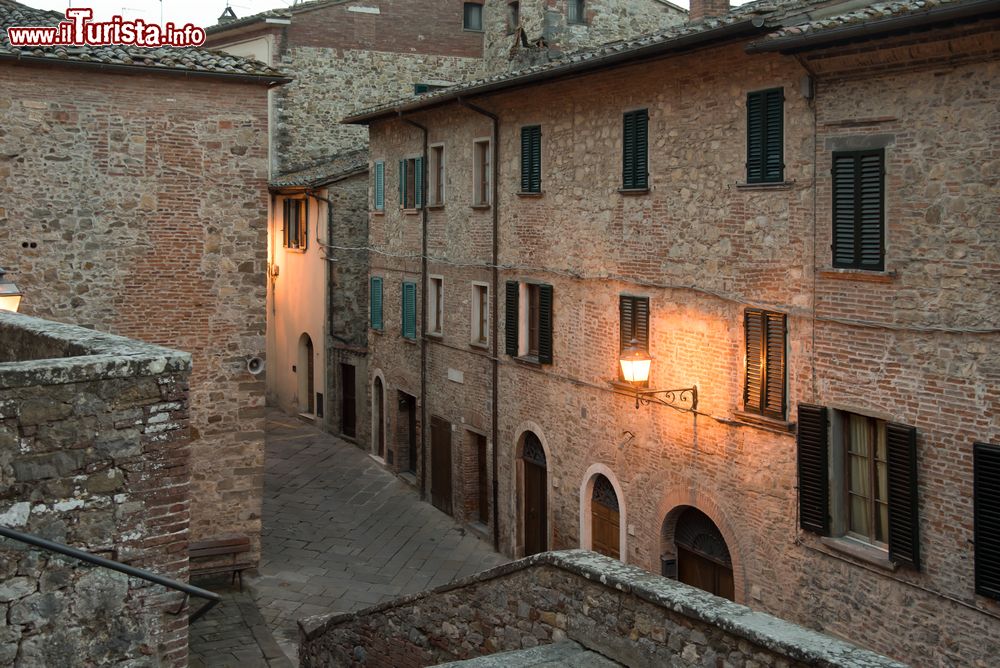 Immagine Street view all'imbrunire nella città medievale di Lucignano, Toscana, Italia.