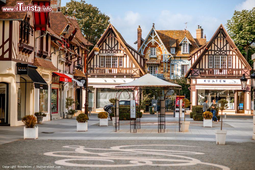 Immagine Street view con case a graticcio nella cittadina di Deauville, Normandia (Francia) - © RossHelen / Shutterstock.com