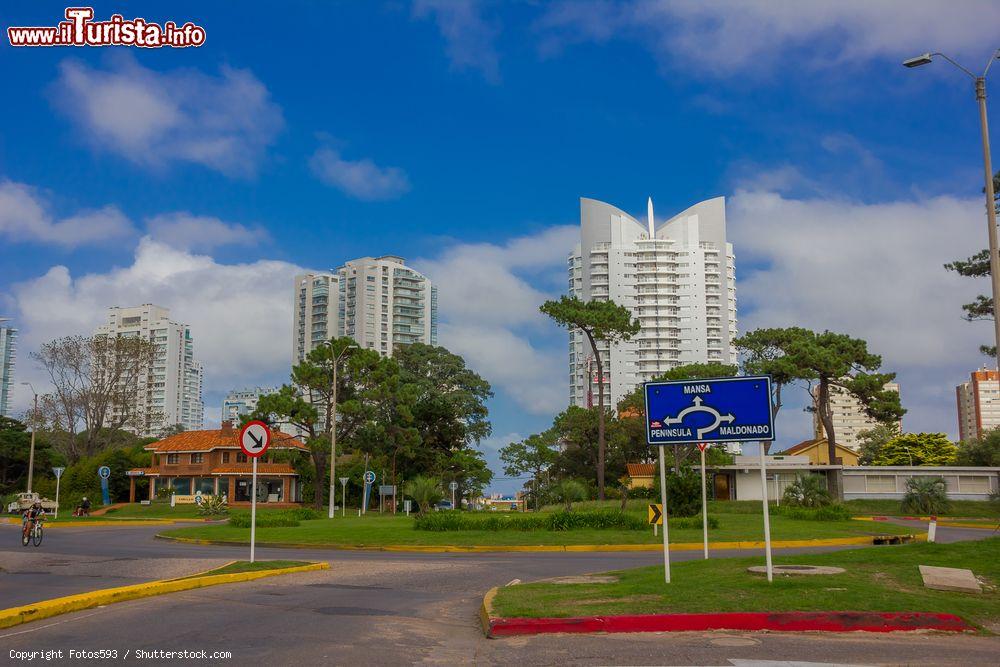 Immagine Street view con edifici moderni, alberi e passeggiata a Punta del Este, Uruguay - © Fotos593 / Shutterstock.com