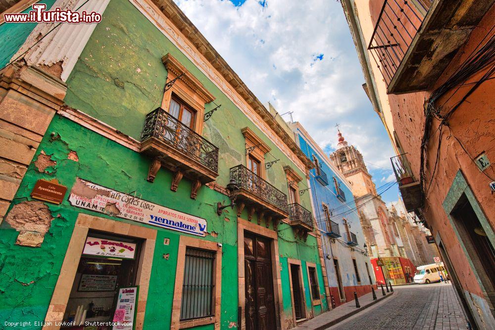 Immagine Street view con edifici storici nel centro di Guanjuato, Messico - © Elijah Lovkoff / Shutterstock.com