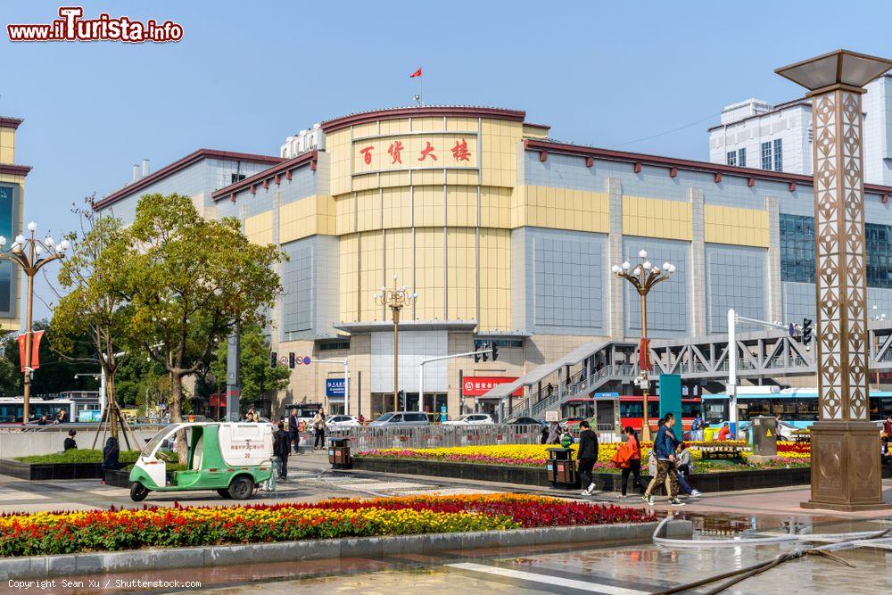Immagine Street view con il più antico e grande centro commerciale di Nanchang: si tratta del Bai Huo Da Lou nel centro della città cinese  - © Sean Xu / Shutterstock.com