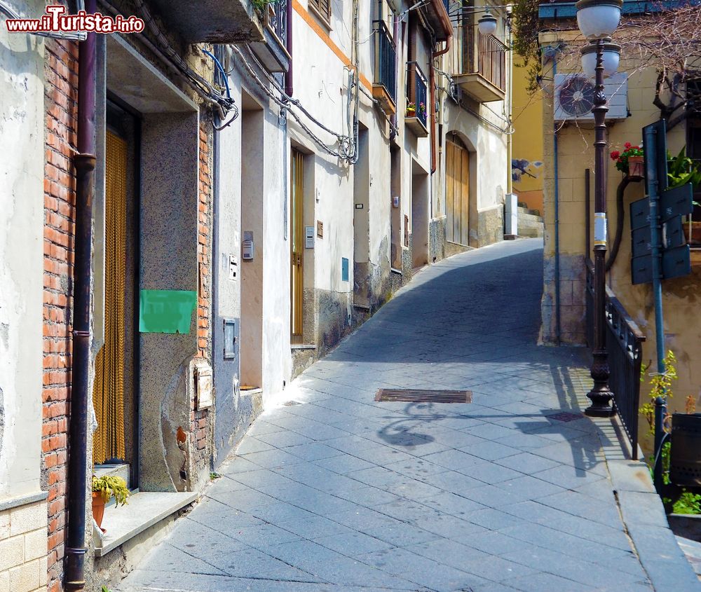 Immagine Street view del borgo di Motta Camastra, provincia di Messina, Sicilia.