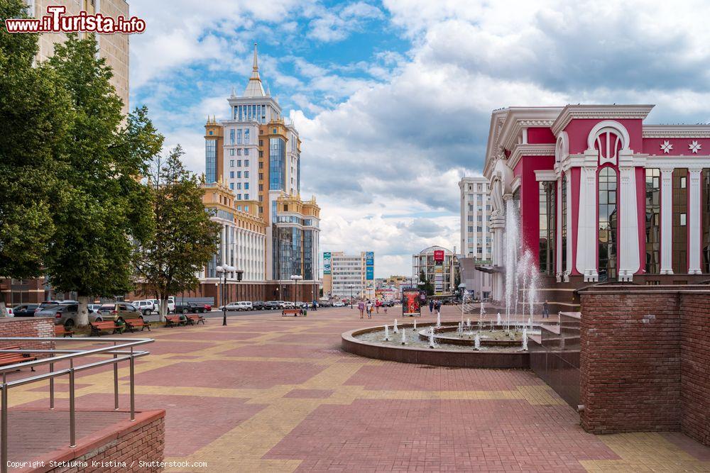 Immagine Street view del centro città di Saransk, Russia con edifici e palazzi. Nel'immagine si vede anche l'Ogarev Mordovia State University: dalla piattaforma panoramica del tetto si ammira un paesaggio invidiabile - © Stetiukha Kristina / Shutterstock.com
