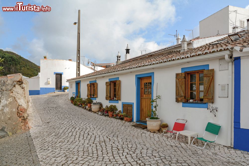 Immagine Street view del centro di Bordeira (Carrapateira) con le tipiche costruzioni dell'Algarve (Portogallo).