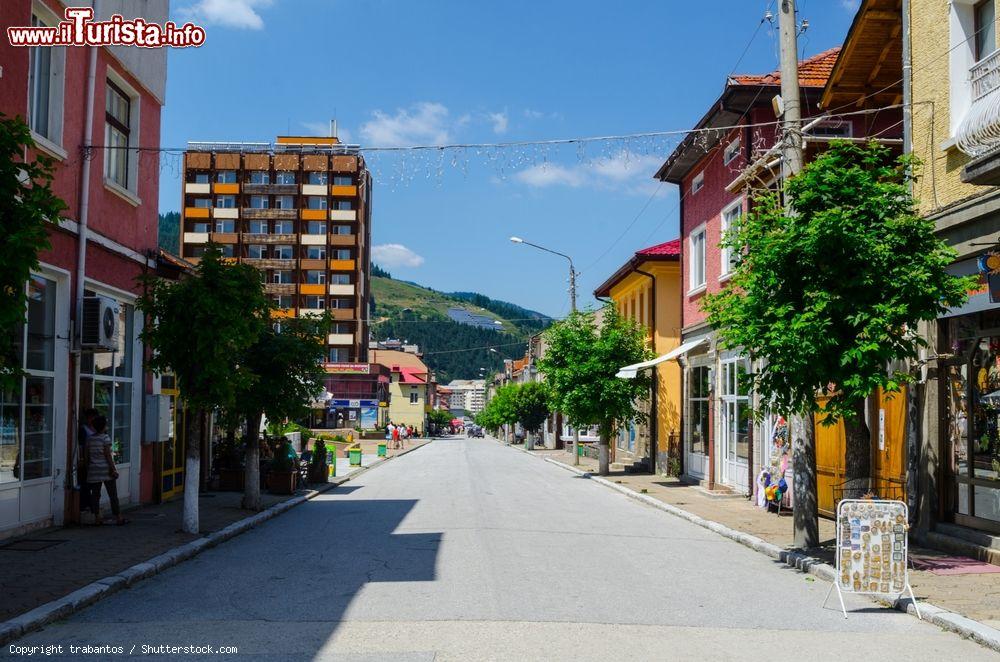 Immagine Street view del centro di Chepelare, la cittadina bulgara situata nella parte meridionale del paese, non lontano dal confine con la Grecia - © trabantos / Shutterstock.com