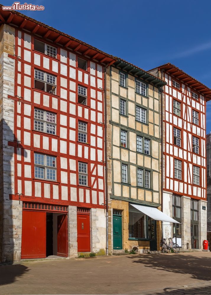 Immagine Street view del centro storico di Bayonne (Francia) con le tradizionali case a graticcio.