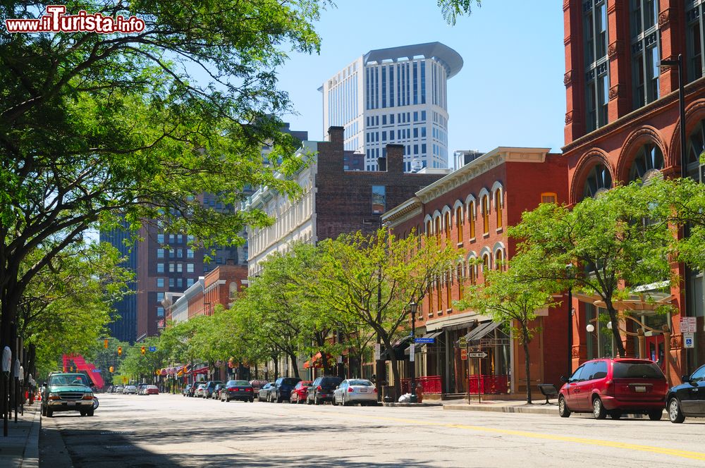 Immagine Street view del centro storico di Cleveland, Ohio, USA: un viale alberato con edifici e palazzi residenziali.