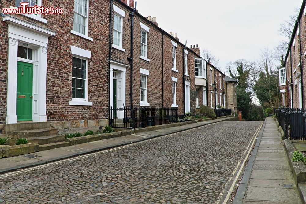 Immagine Street view del centro storico di Durham, Inghilterra. Siamo nel nord est del paese, nella contea omonima, dove questa cittadina conta circa 50 mila abitanti.