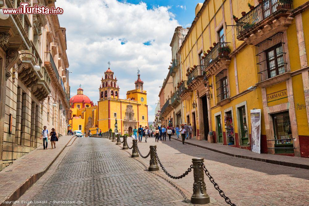 Immagine Street view del centro storico di Guanajuato con la basilica di Nuestra Senora sullo sfondo (Messico) - © Elijah Lovkoff / Shutterstock.com