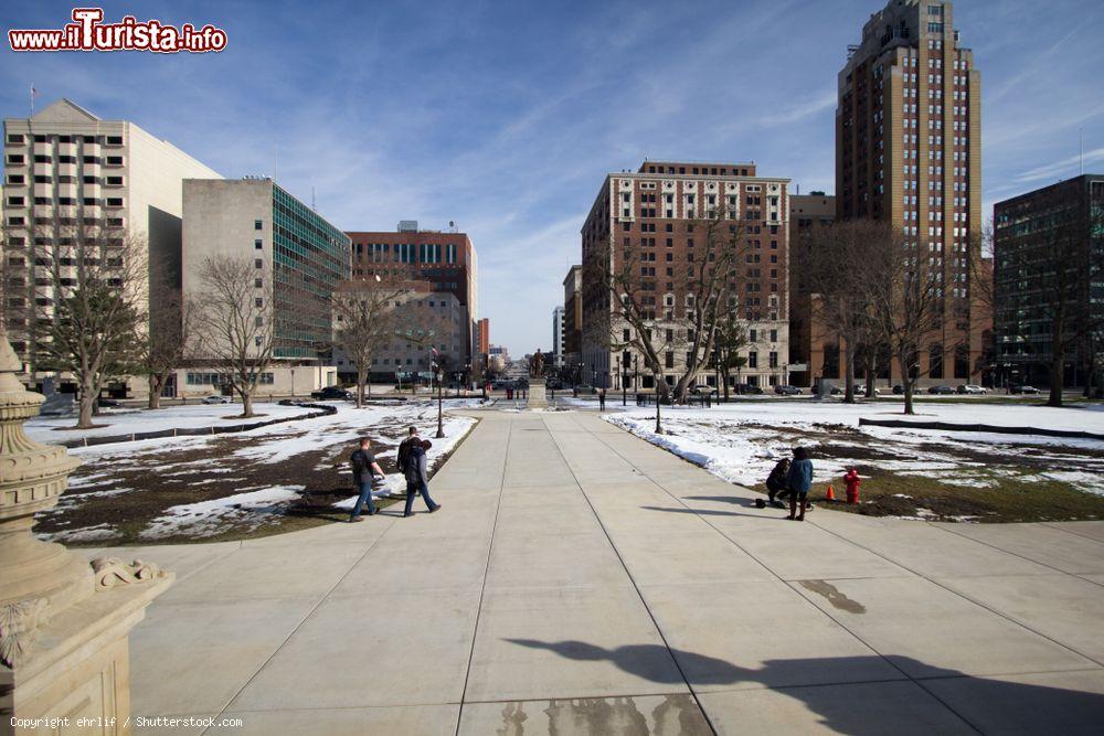 Immagine Street view del centro storico di Lansing, Michigan (Stati Uniti d'America) - © ehrlif / Shutterstock.com