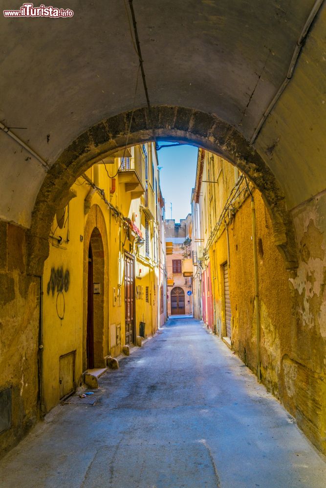 Immagine Street view del centro storico di Marsala, Sicilia: lo scorcio di un vicolo su cui si affacciano vecchi palazzi.