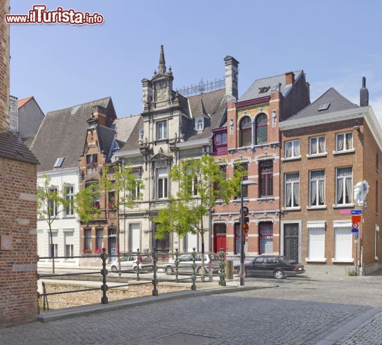 Immagine Street view del centro storico di Mechelen, Belgio, con antichi palazzi - © 234144718 / Shutterstock.com