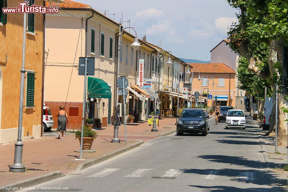 Immagine Street view del centro storico di Vada, frazione di Rosignano Marittimo, Toscana - © Nick_Nick / Shutterstock.com