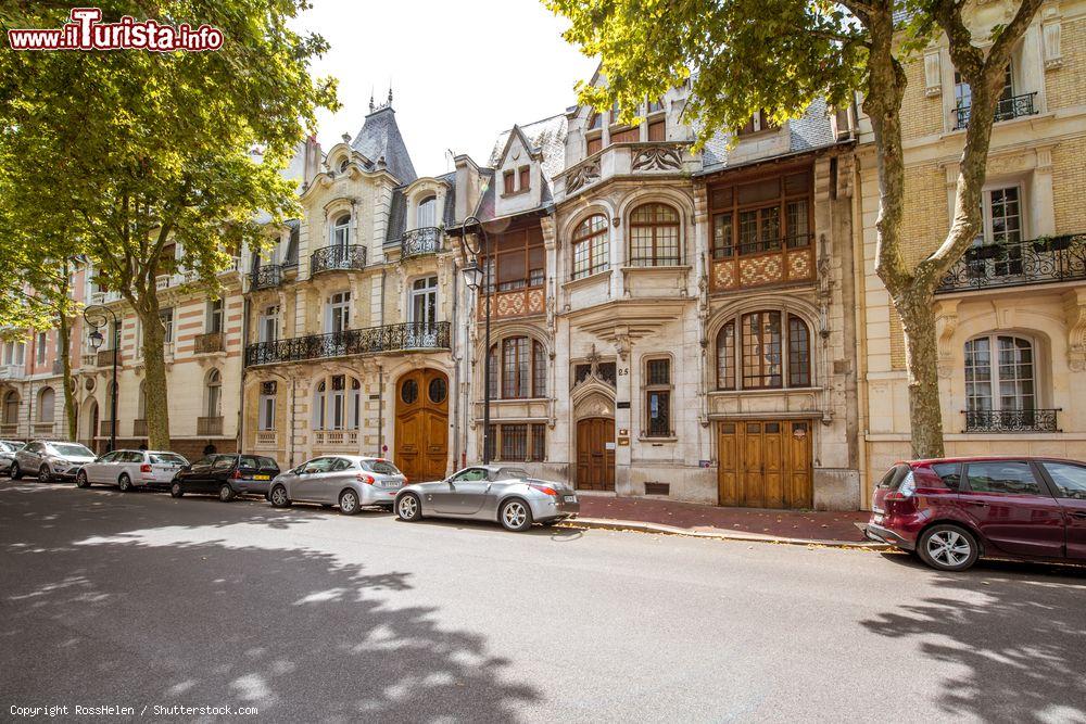 Immagine Street view del centro storico di Vichy, Francia. Siamo nel dipartimento dell'Allier nella regione dell'Alvernia-Rodano-Alpi - © RossHelen / Shutterstock.com