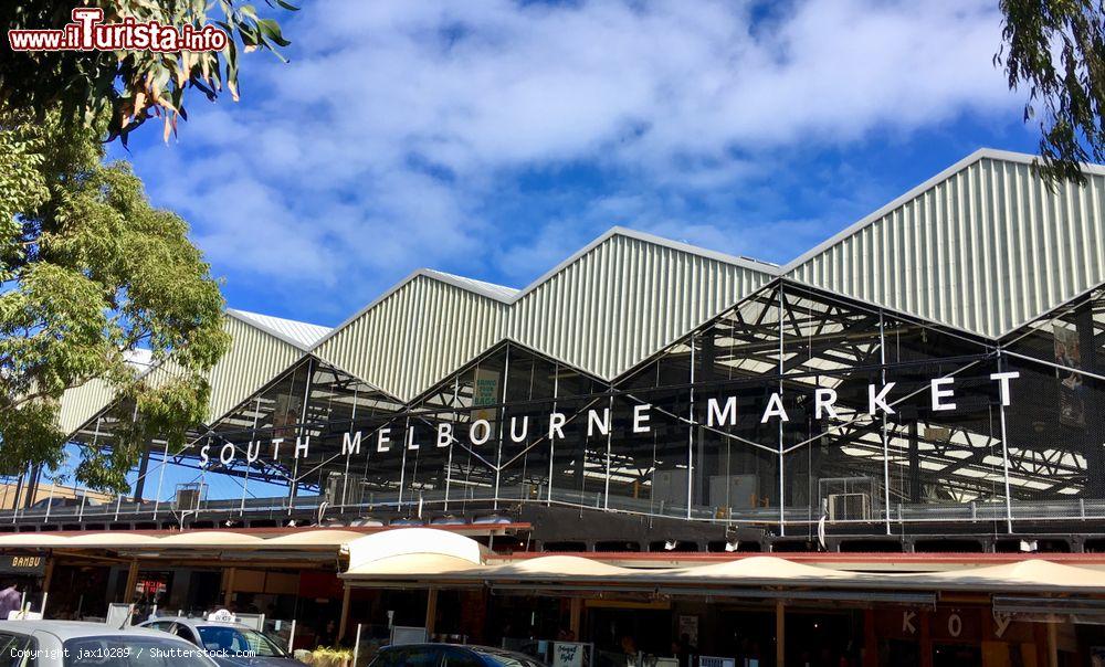 Immagine Street view del South Melbourne Market  di Melbourne, Australia. Aperto nel 1867, è dotato di un poliedrico parcheggio sul tetto che cattura l'acqua piovana e genera energia solare - © jax10289 / Shutterstock.com