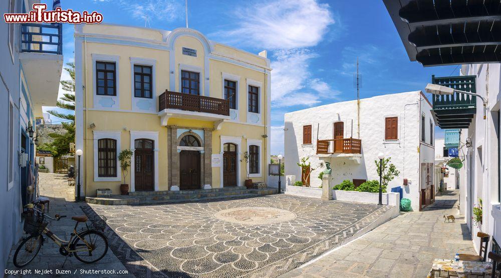 Immagine Street view del villaggio di Mandraki, Nisyros, Grecia. Quest'isola è una delle destinazioni turistiche più popolari del Mare Egeo - © Nejdet Duzen / Shutterstock.com