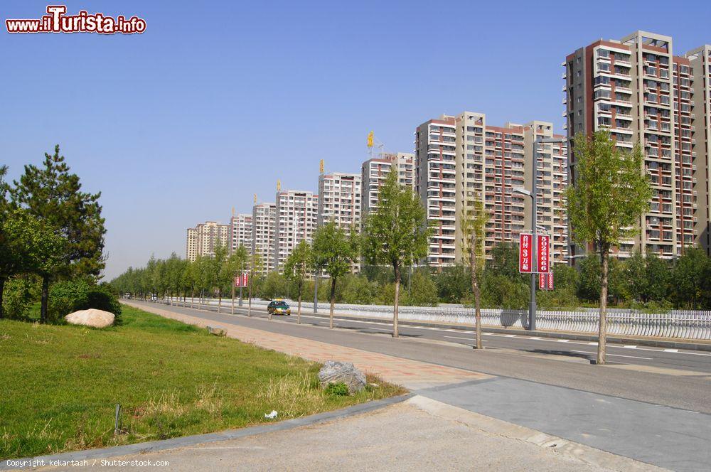 Immagine Street view della città di Datong, Shanxi, in una giornata d'autunno (Cina) - © kekartash / Shutterstock.com