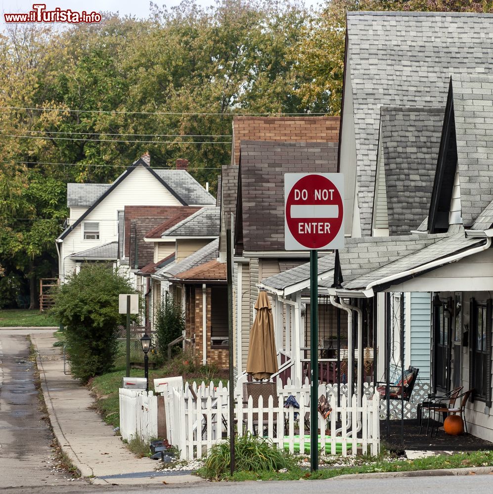 Immagine Street view della cittadina di Indianapolis, Indiana (USA), in una giornata nuvolosa.