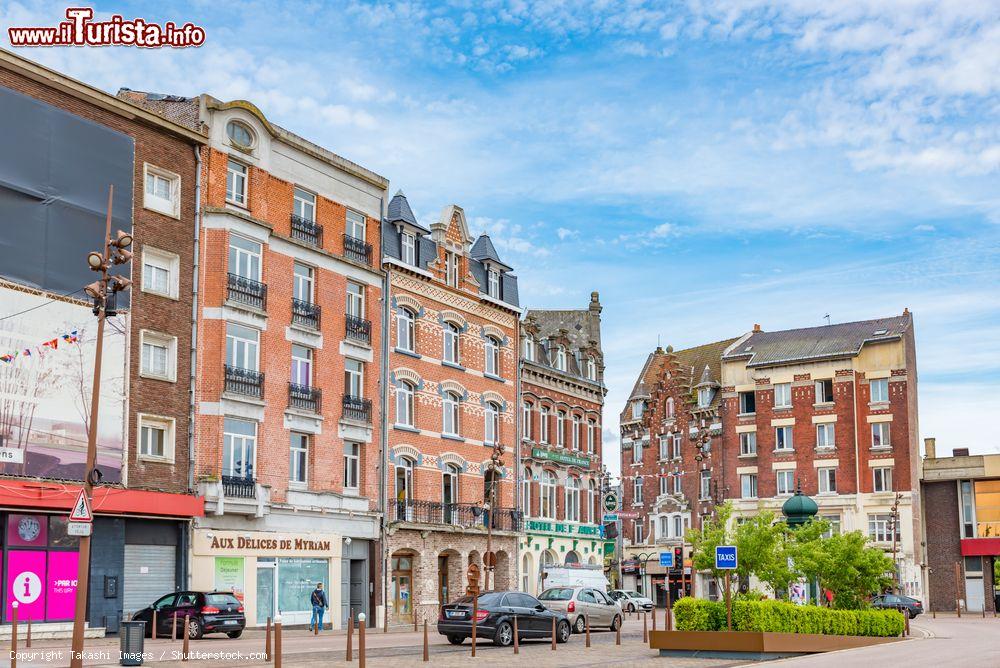 Immagine Street view della cittadina di Lens, dipartimento del Passo di Calais, nord della Francia - © Takashi Images / Shutterstock.com