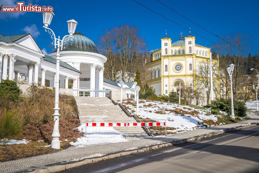 Immagine Street view della cittadina di Marianske Lazne, Repubblica Ceca, in una giornata invernale.