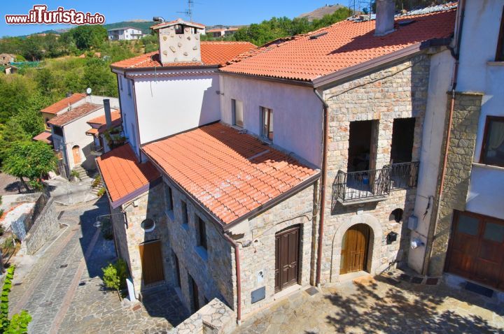 Immagine Street view dell'abitato di Satriano di Lucania, provincia di Potenza, Basilicata - © Mi.Ti. / Shutterstock.com