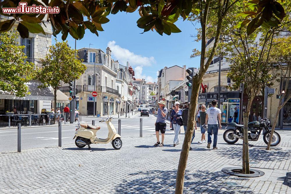 Immagine Street view di Biarritz, Francia, con motorini e gente a piedi - © Mike_O / Shutterstock.com