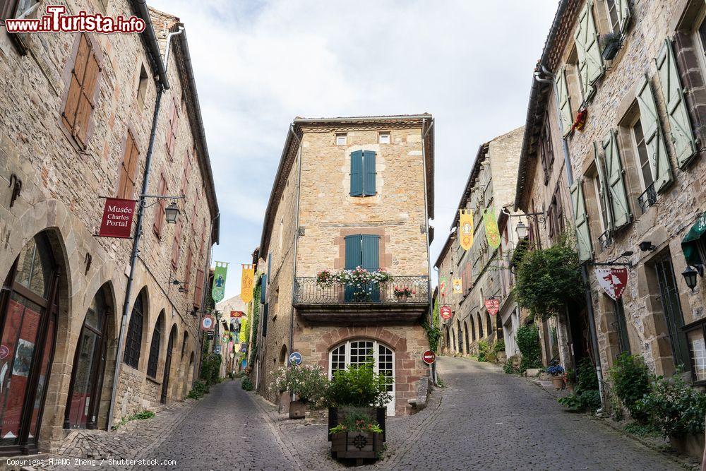 Immagine Street view di Cordes-sur-Ciel, Francia. Un pittoresco scorcio fotografico di questo villaggio a 25 km da Albi, nel Tarn - © HUANG Zheng / Shutterstock.com