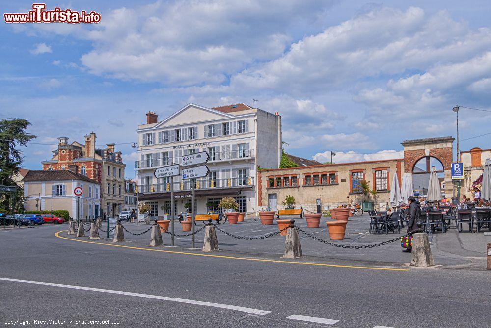 Immagine Street view di Fontainebleau, Francia:  con i suoi 17 mila ettari è il Comune più vasto della regione Ile-de-France - © Kiev.Victor / Shutterstock.com