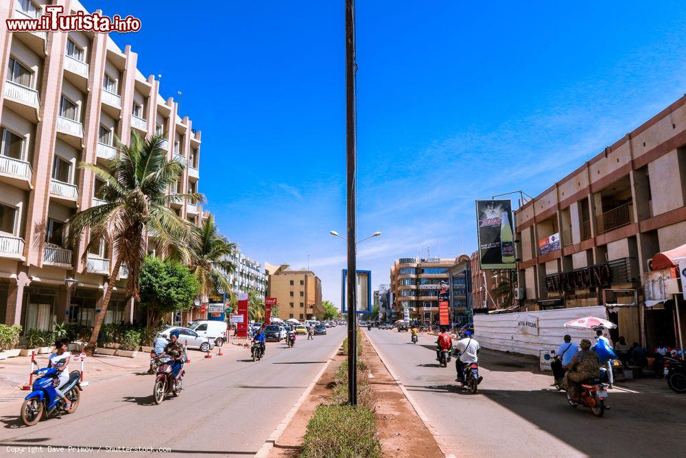 Immagine Street view di Ouagadougou, Burkina Faso, con attività commerciali e lo Splendid Hotel nel centro città © Dave Primov / Shutterstock.com